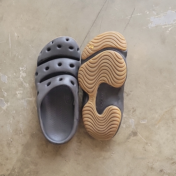 SOLD Keen Men's Yogui Slides - Picture 3 of 3